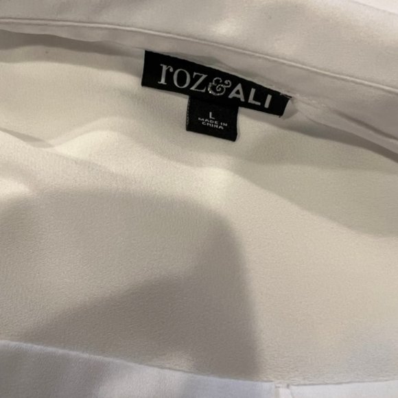 Roz & Ali White Button Down V-Neck Blouse Size Large - Picture 8 of 8